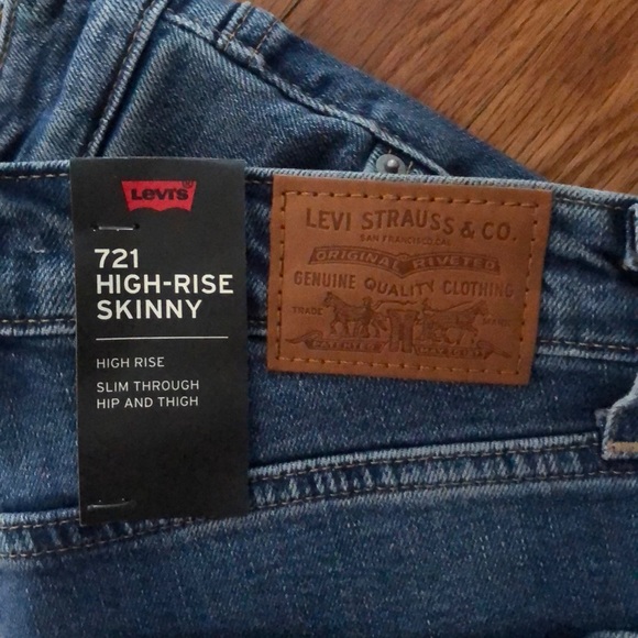 High Rise Levi’s Jeans - Picture 4 of 4